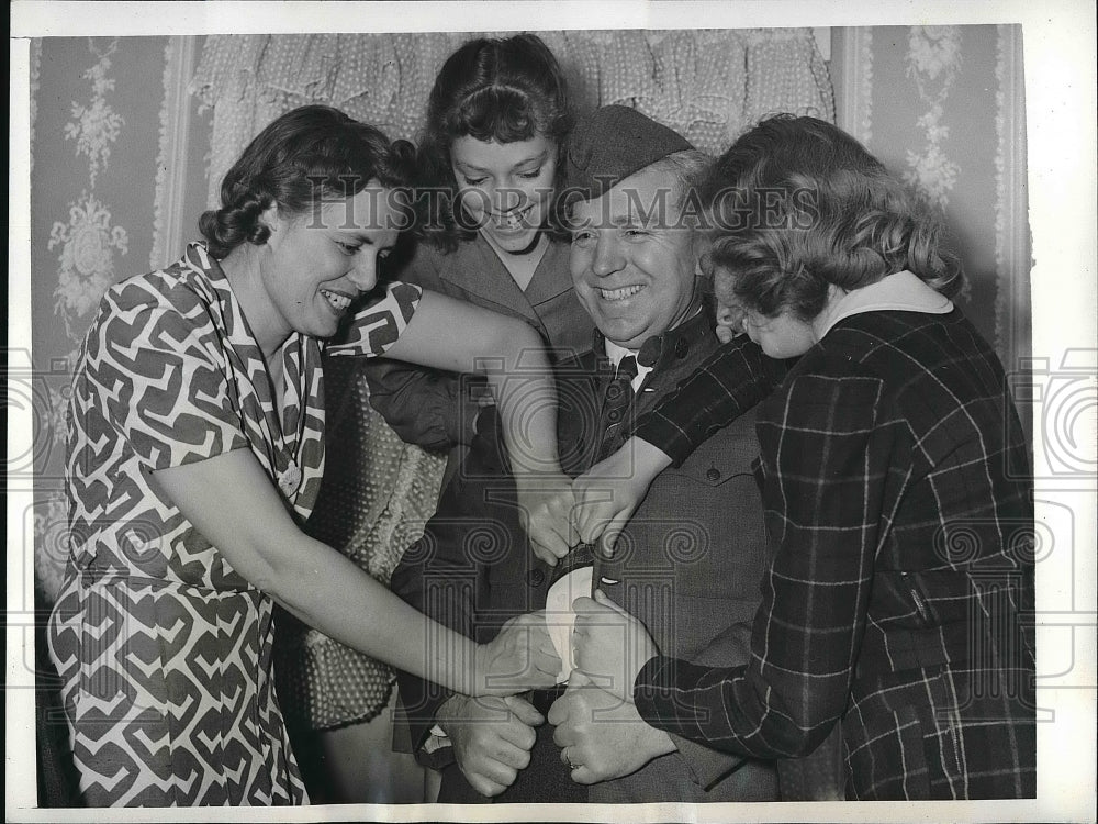 1942 Press Photo Lee R. Robins with Family, Vet First in New Draft-Historic Images