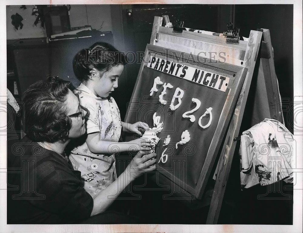 1958 Press Photo Mrs. Eleaine Houghton, Director of the West Side Community. - Historic Images