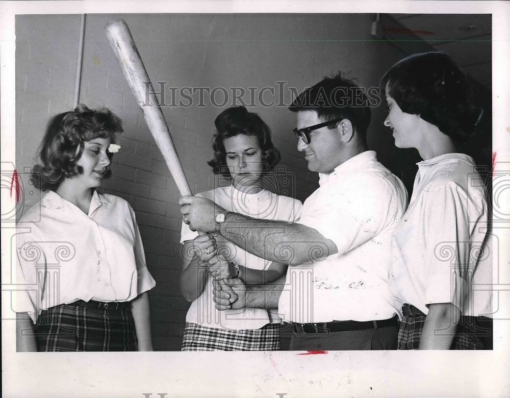 1964 Press Photo Jeannette Dostal, Jackie VanValzen, Les Wyman, M. Hughes-Historic Images