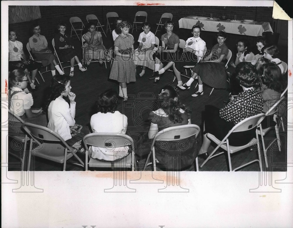 1959 Press Photo Linda Castek, 10, calling out vegetables in &quot;Mixer&quot; Game-Historic Images