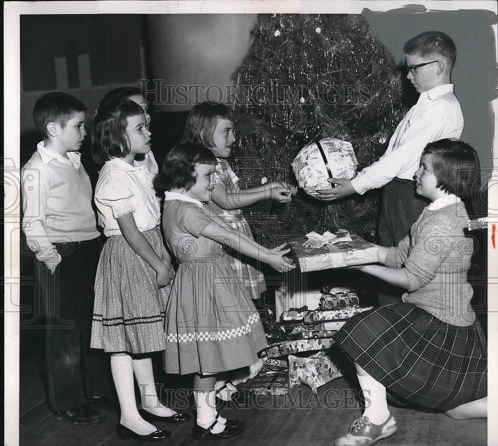 1959 Press Photo Jeff Turner, Katie Miller, Lakeview Settlement Children - Historic Images