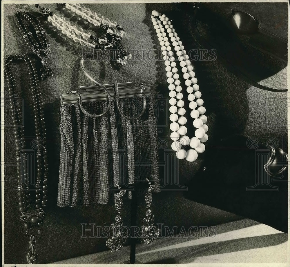 1931 Press Photo Bonwit Teller's elaborate collection of Autumn accessories & - Historic Images