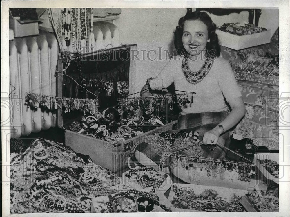 1944 Press Photo Miss Smith of Worthington Ohio unpacking trunks-Historic Images