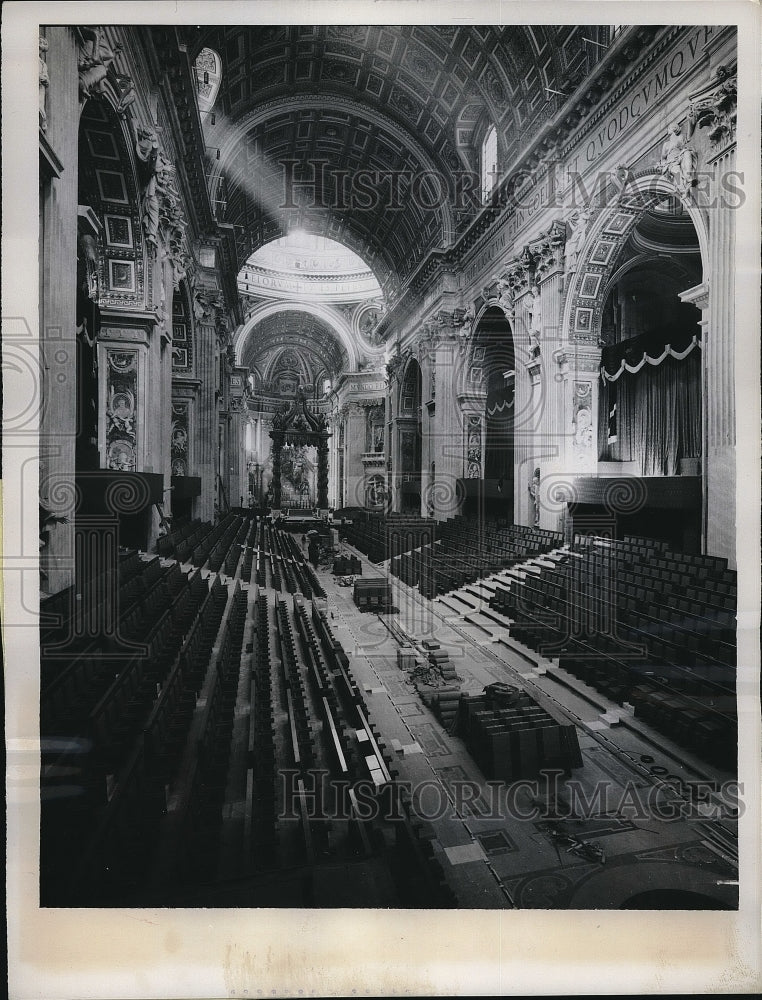 1962 Press Photo Lining of the ornate wall inside the St Peter&#39;s Basilica - Historic Images