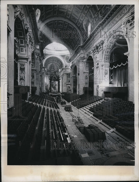 1962 Press Photo Lining of the ornate wall inside the St Peter's Basilica - Historic Images
