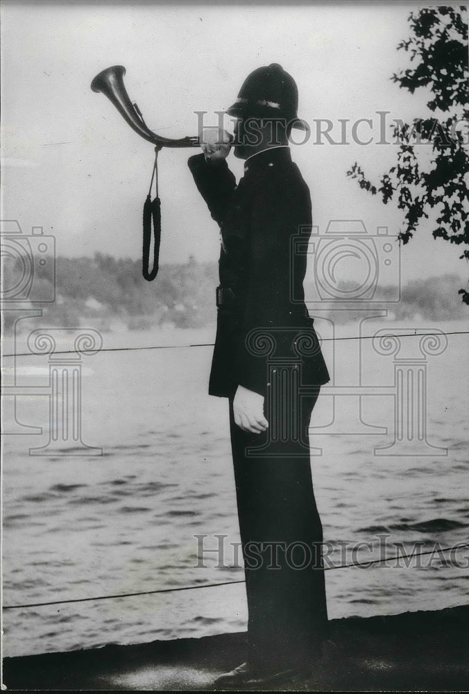 1938 Press Photo Lucerne policeman signaling vessels not to approach the-Historic Images