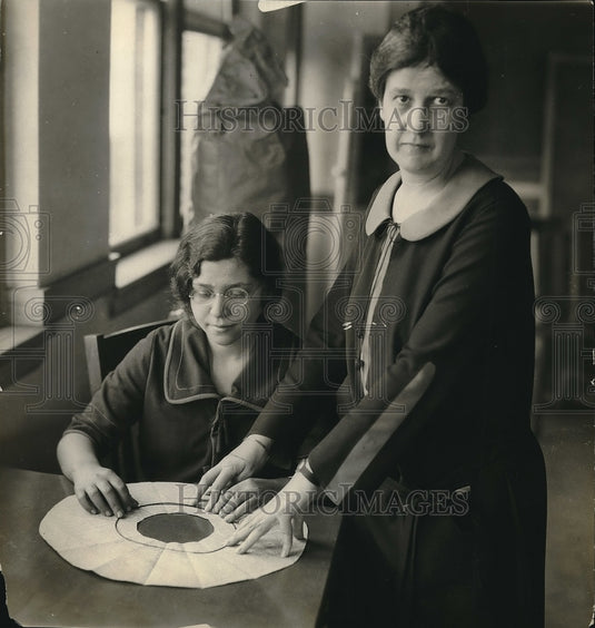 1922 Press Photo Two women demonstrating how to make hats - Historic Images