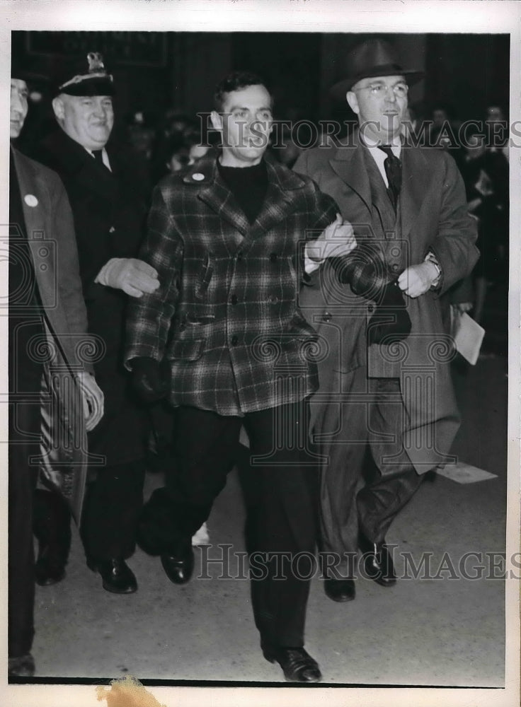 1944 Press Photo Officers take one of Montgomery Ward Strikers into custody - Historic Images