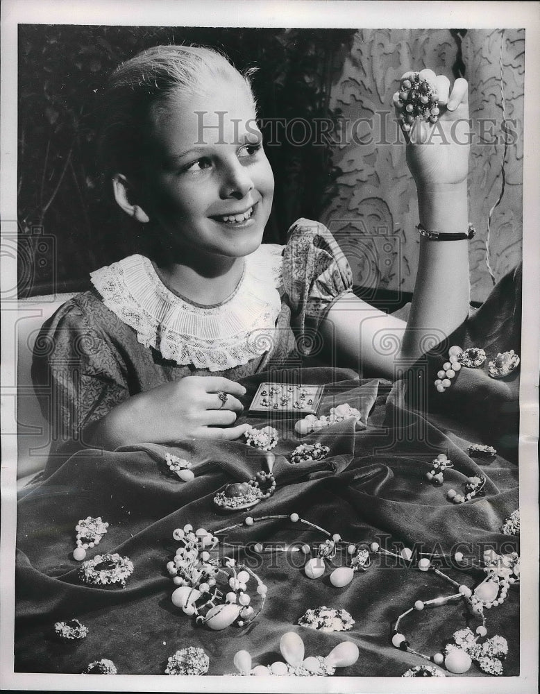 1956 Press Photo Madene Smith, 6, admires display of jewels at a shop in Rome - Historic Images