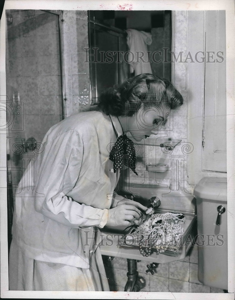 1949 Press Photo Woman Cleaning Jewelry-Historic Images