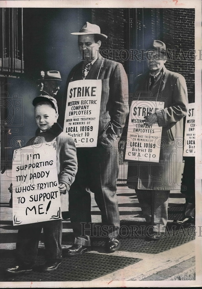 1952 Press Photo Little boy support his dad in a strike in Western Electric Co. - Historic Images