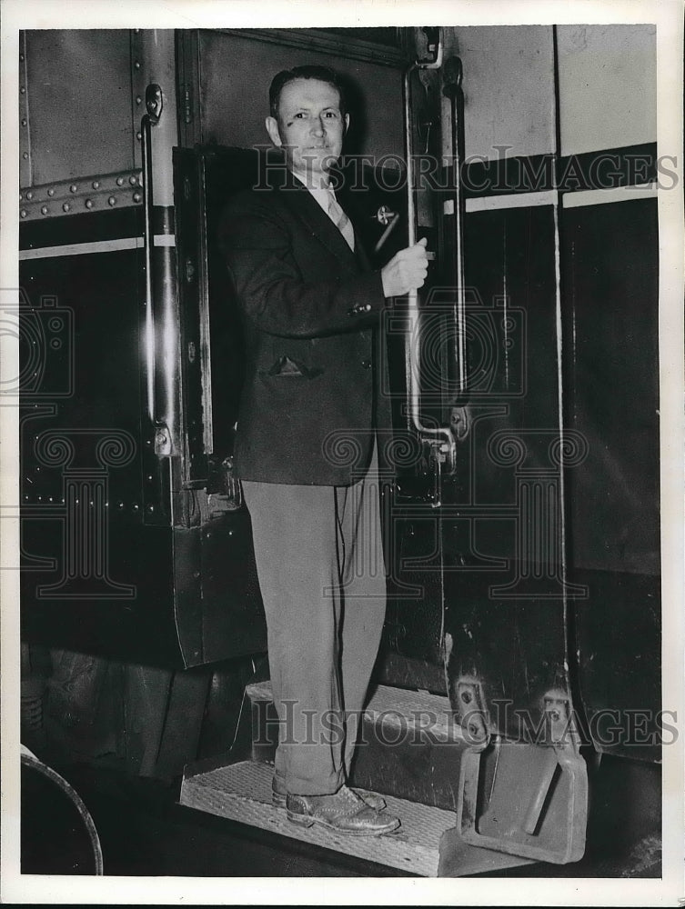 1941 Raymonf Young retired banker boarding train - Historic Images