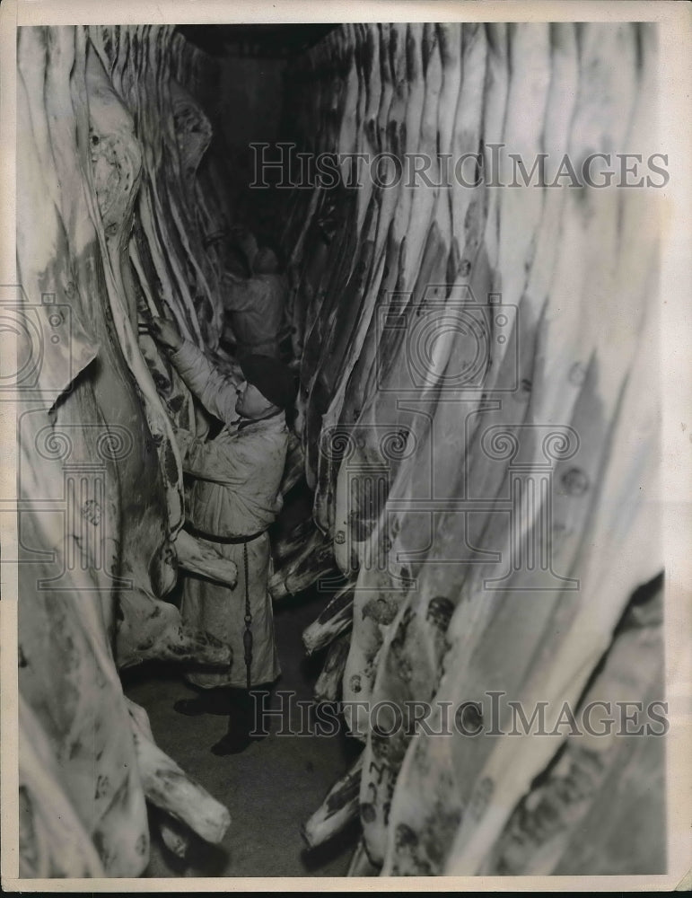 1939 Press Photo Worker in a beef factory cooler - Historic Images