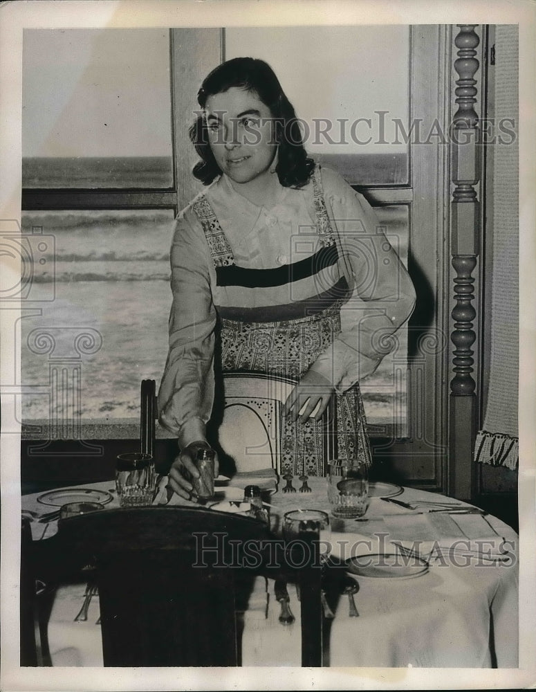 1939 Press Photo Winifred Zimmer at National Youth Administration Dorm in LA-Historic Images