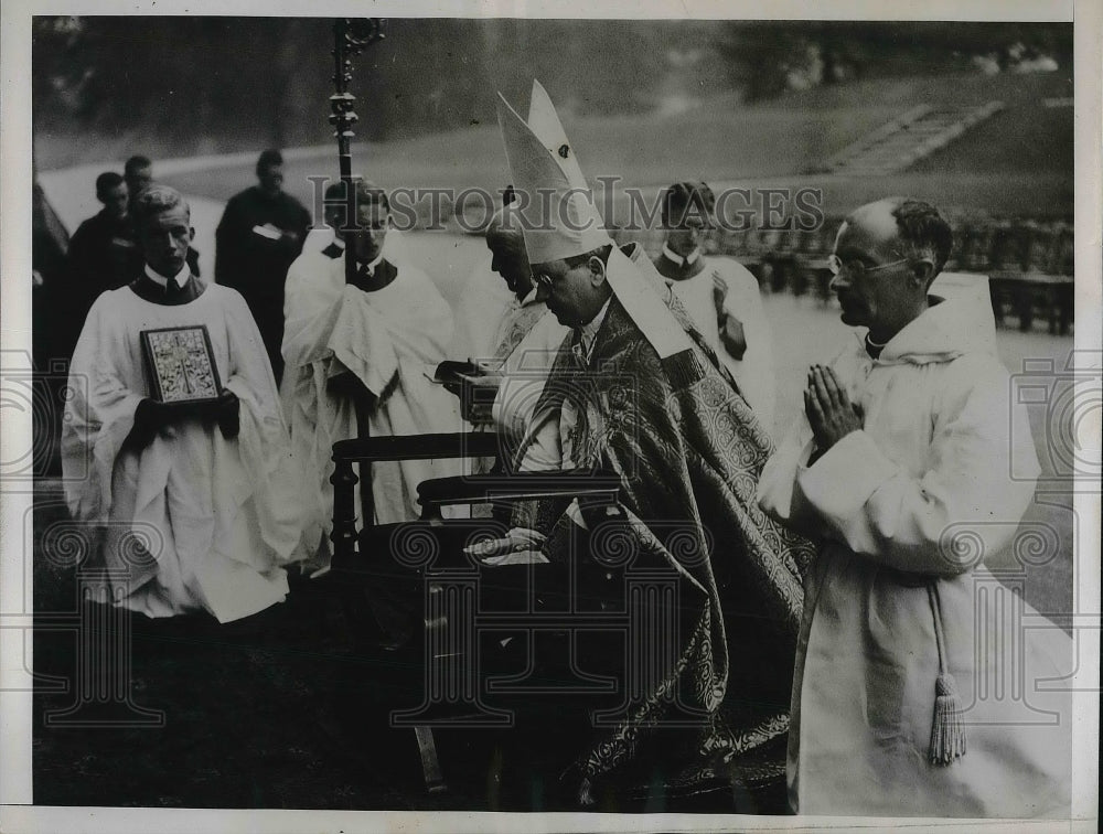 1935 Press Photo Cardinal Justinian Sebedi &amp; Monks Praying - Historic Images