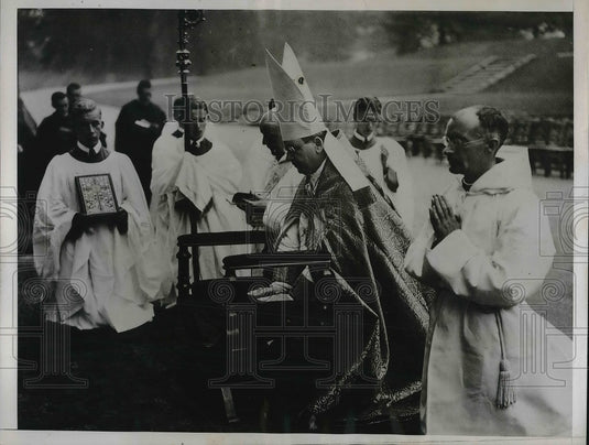 1935 Press Photo Cardinal Justinian Sebedi & Monks Praying - Historic Images