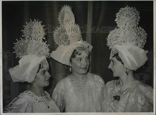 1938 Press Photo Girls From Sables d'Ollenne Wear Traditional Headdress - Historic Images