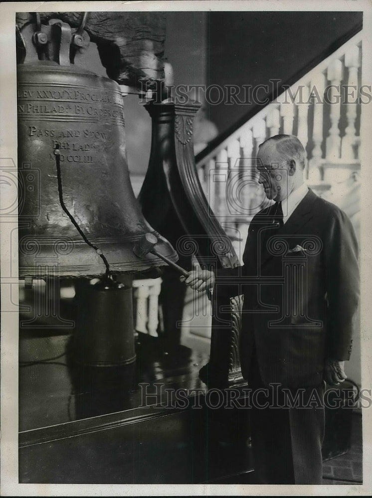 1931 Press Photo Mayor Harry Mackay of Philadelphia Striking the Liberty Bell - Historic Images