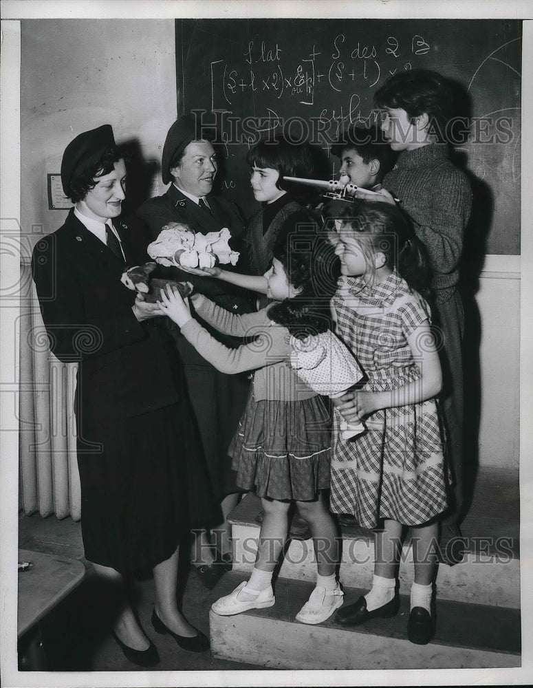 1955 Press Photo French Red Cross, Marie Martine, J. LeMaire, Gruguler, Urbain - Historic Images