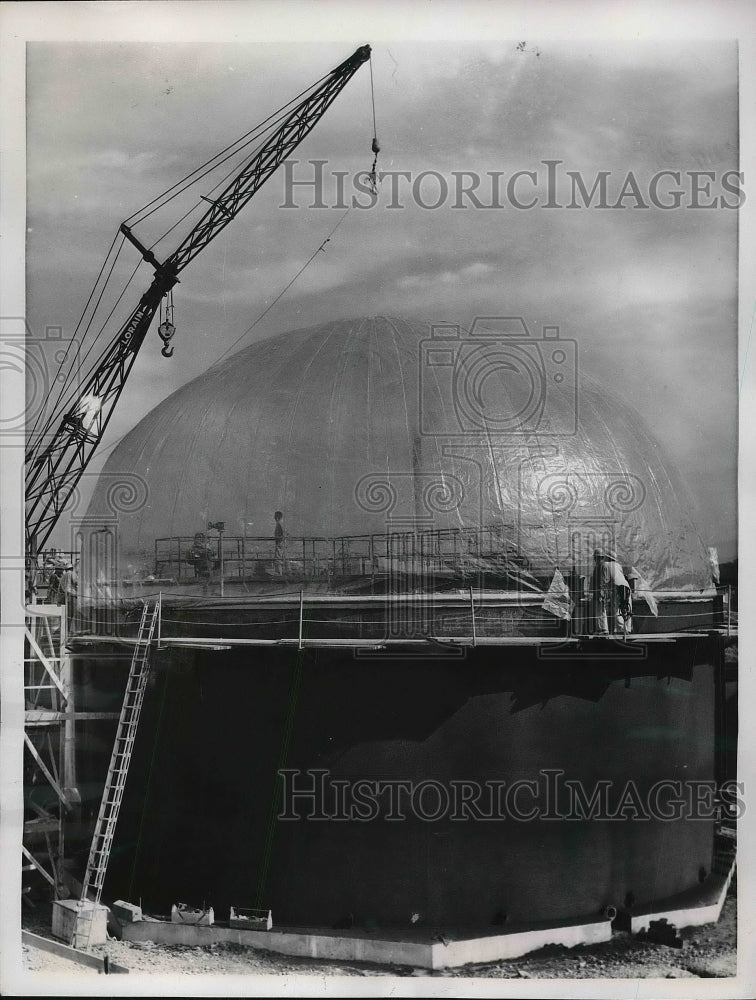 1957 Press Photo Construction at Du Pont Plant, Plastic Dome, Weather Protection - Historic Images