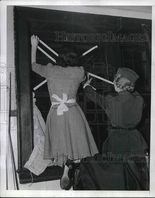 1941 Press Photo Mrs. Bennett Galef taping windows in case of Air Raid. - Historic Images
