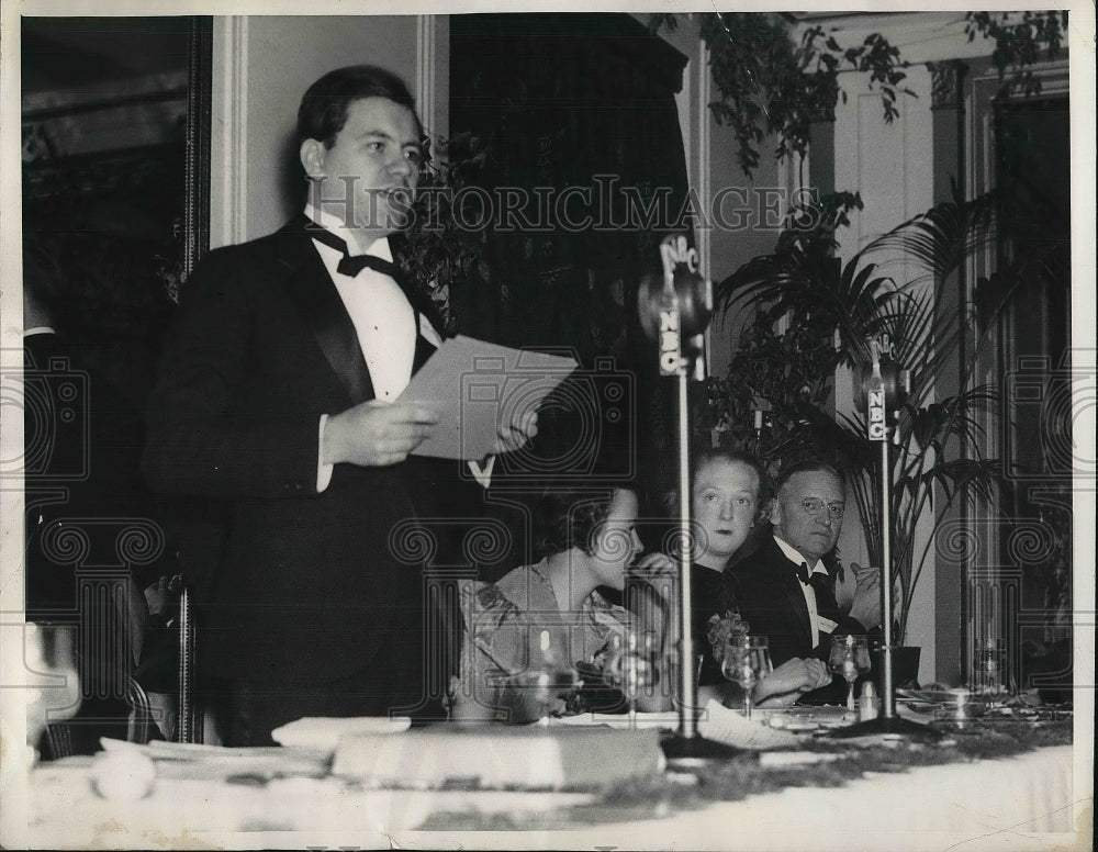 1937 Press Photo Fred &quot;Advertising&quot; Smith addressing banquet for Fred Smiths - Historic Images