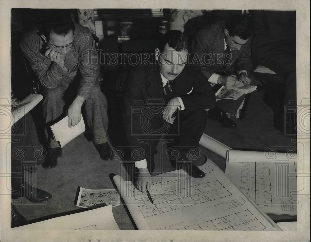 1945 Press Photo Gov. Thomas Dewey explains Fox Hill Emergency Housing Project - Historic Images