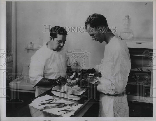 1935 Press Photo Dr. Gerwe & his assistant, F. Nielson dissect the spinal cord-Historic Images