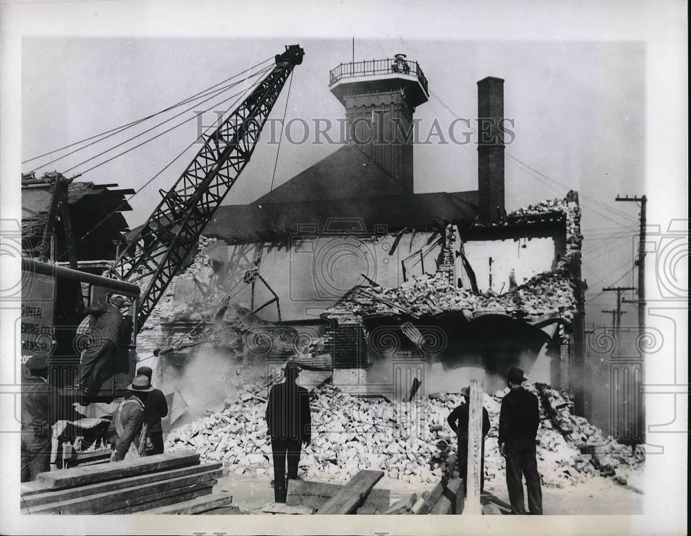 1943 Press Photo Old Newport Jail Being Torn Down-Historic Images