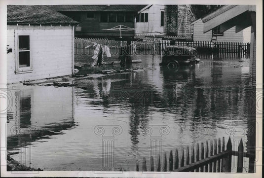1952 Press Photo Flood waters from the Crooked River inundated sections of - Historic Images