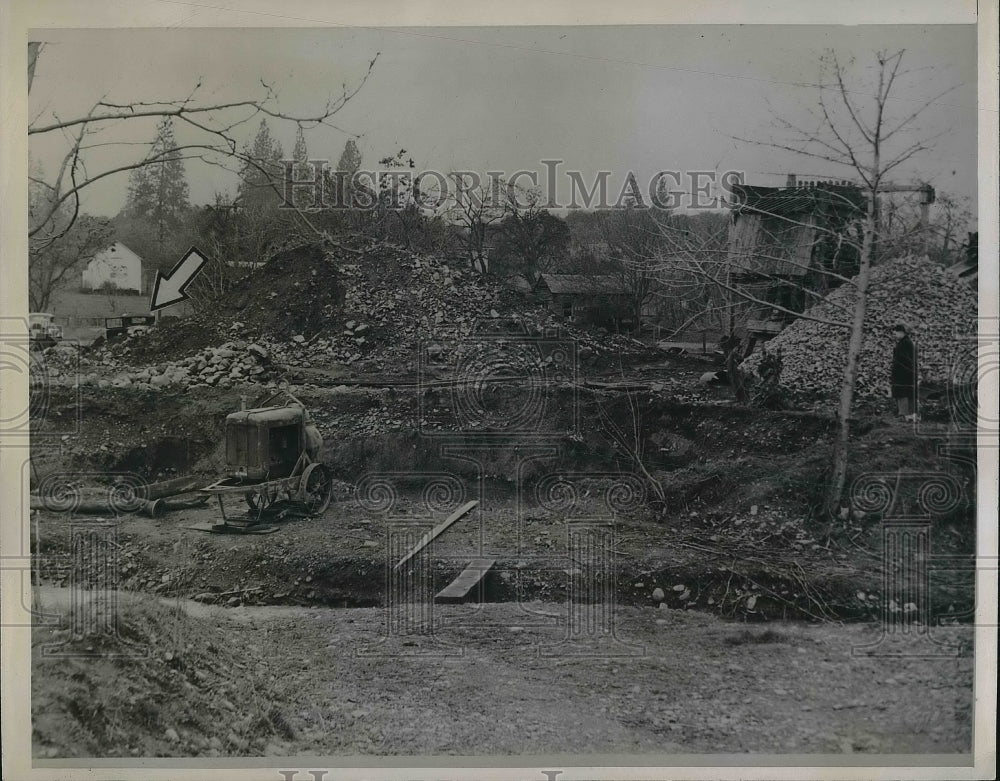 1946 Goldmining in the Backyard Oregon - Historic Images