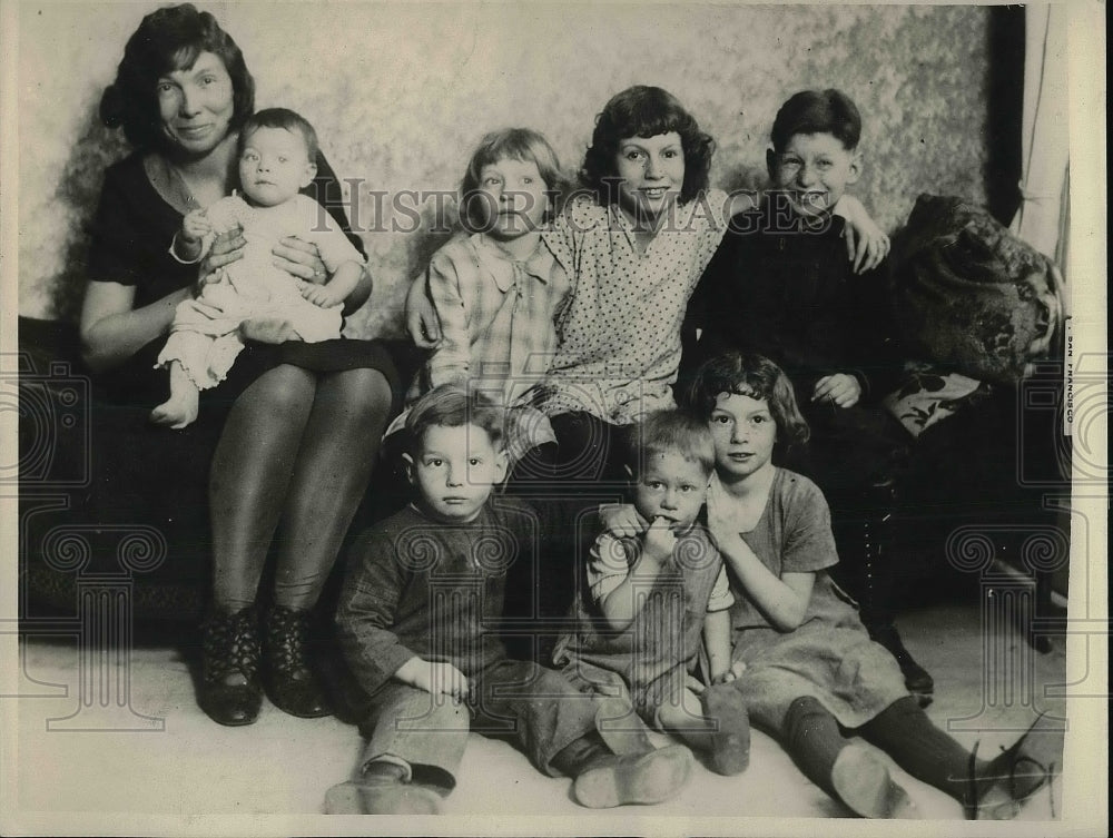 1929 Mrs George Garner&#39;s Children Going to Orphanage While in Jail - Historic Images