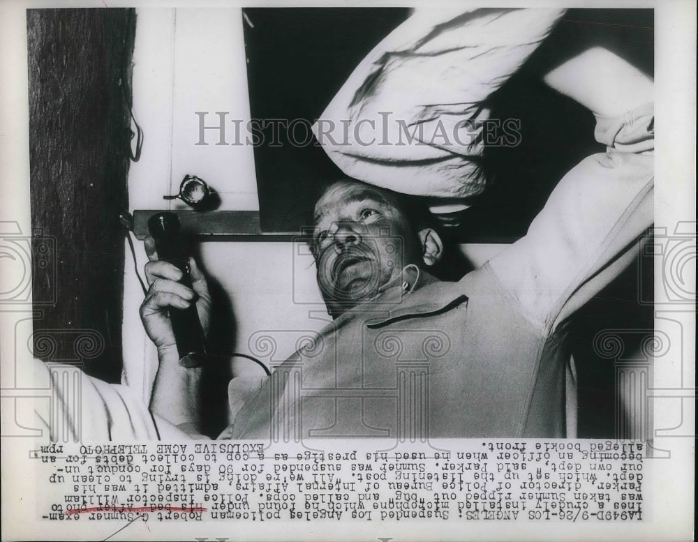 1949 Press Photo Suspended LA Policeman Robert Sumner Find &quot;Bug&quot; Under Bed - Historic Images