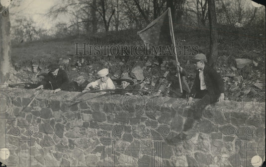 1918 Press Photo Boys Playing - Historic Images