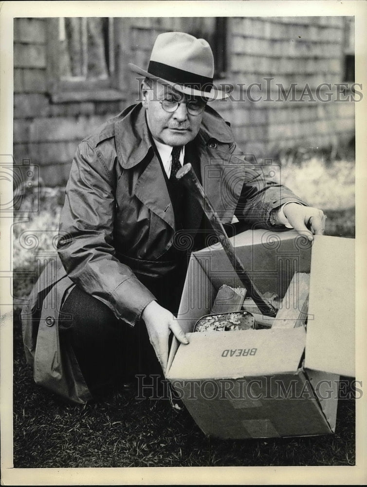 1938 Press Photo Att. Gen. Cheney Holds Ax John Gary Used To Slay Paul Barris - Historic Images