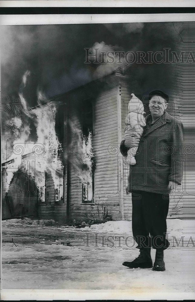 1962 Press Photo Matt Reilly of Lanesboro House Burning - Historic Images