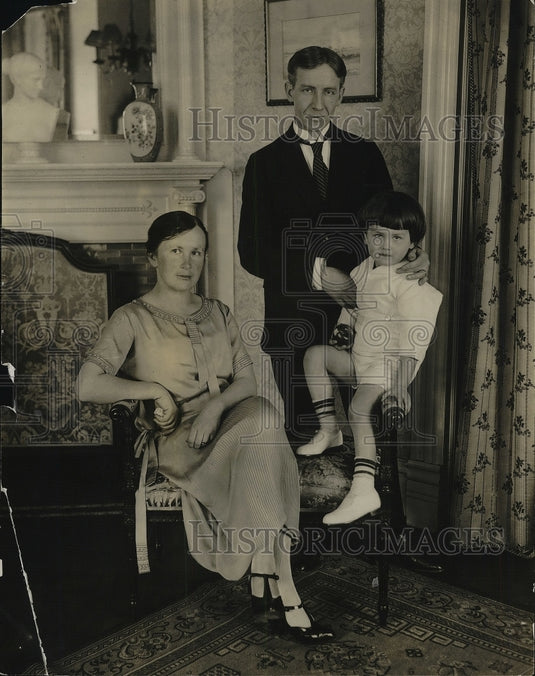 1924 Press Photo Colonel Victor, wife & Son Oleg - Historic Images