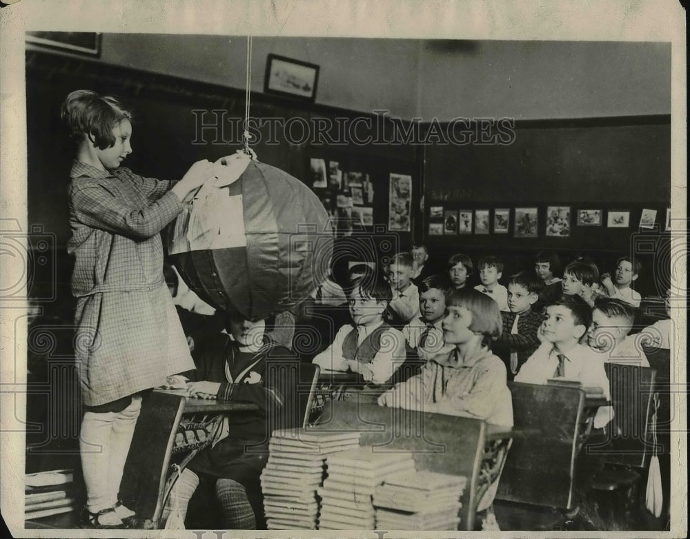 1927 Press Photo Cincinnati Fourth Graders Study Geography - Historic Images