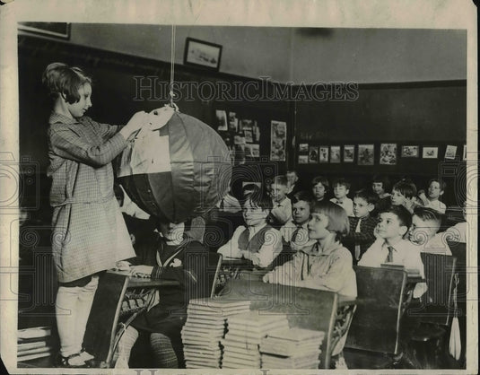 1927 Press Photo Cincinnati Fourth Graders Study Geography - Historic Images