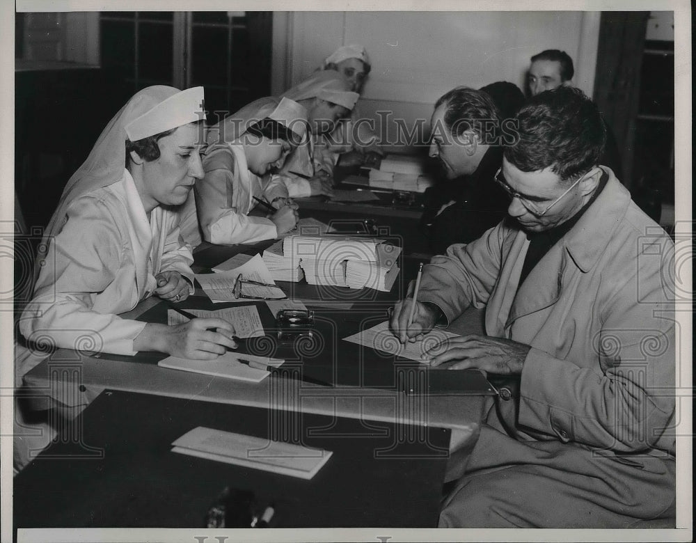 1937 Press Photo Unemployment Registration at the American Red Cross in NY - Historic Images