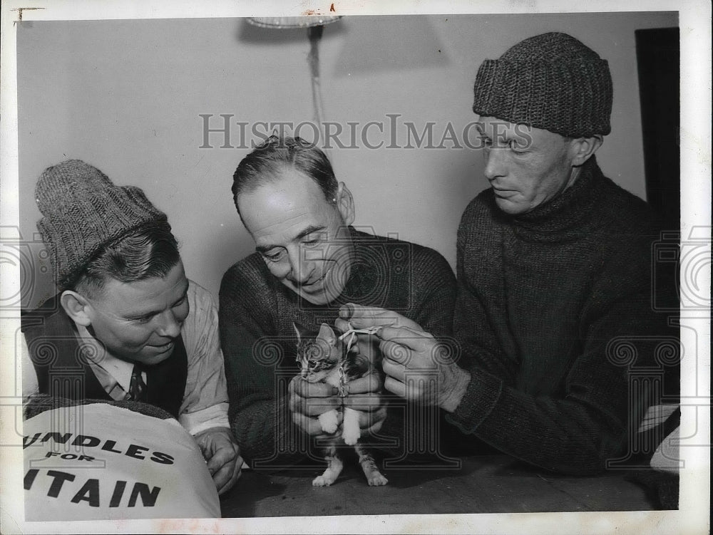 1942 Press Photo Crew of SHip with Kittens Found on Board - Historic Images