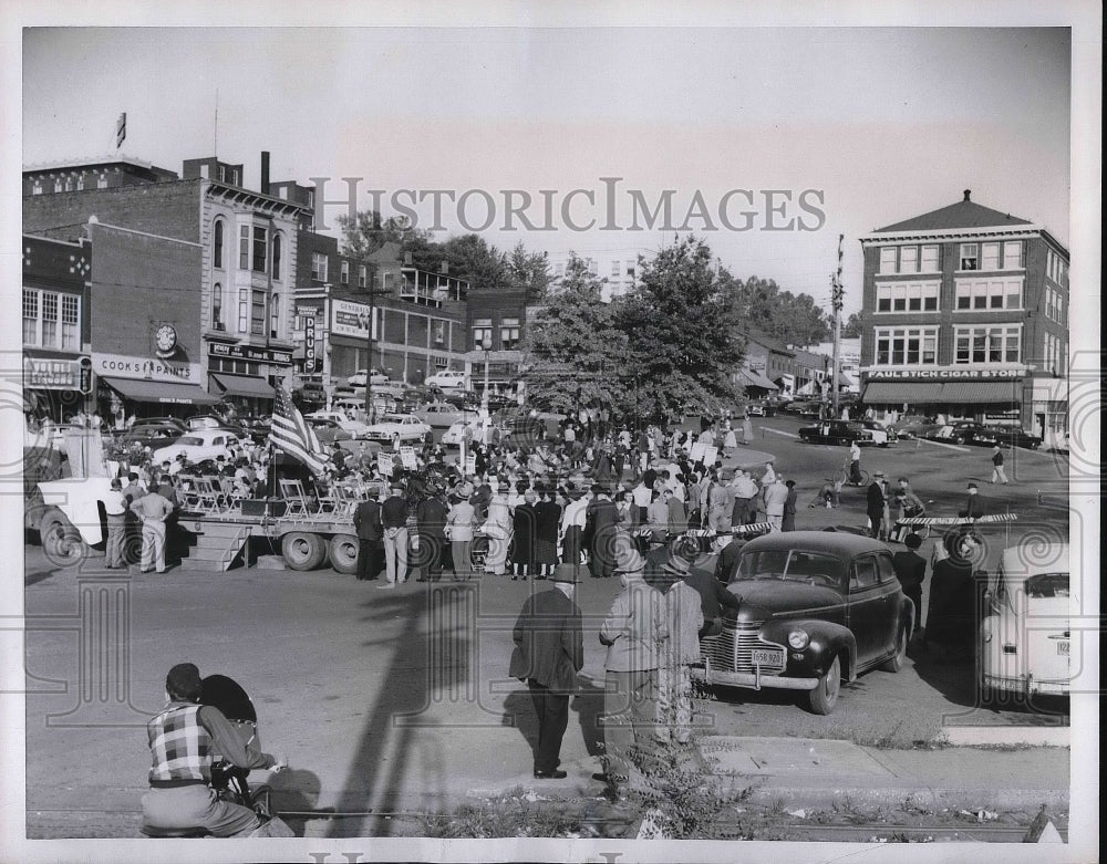 1952 Press Photo Gov. Adlai Stevenson speaking in a street. - Historic Images