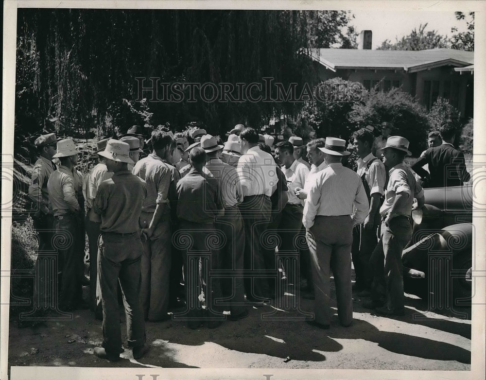 1938 Press Photo Crowd At Home of Kidnapped Mrs. Norma Meek - Historic Images