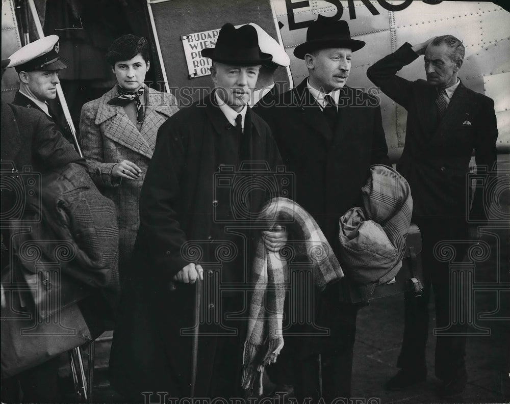 1938 Press Photo British politician Lord Runciman with Ashton Gwatkin at Croydon - Historic Images