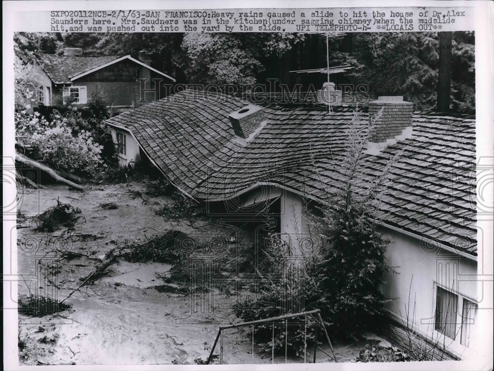 1963 Press Photo Rains Cause Slide at Dr. Alex Saunders Home - Historic Images