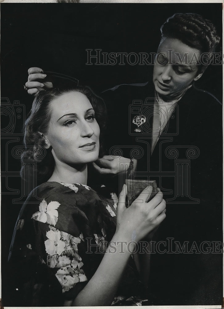 1939 Press Photo Make Up Artist At Work Putting Stray Curl In Place - Historic Images