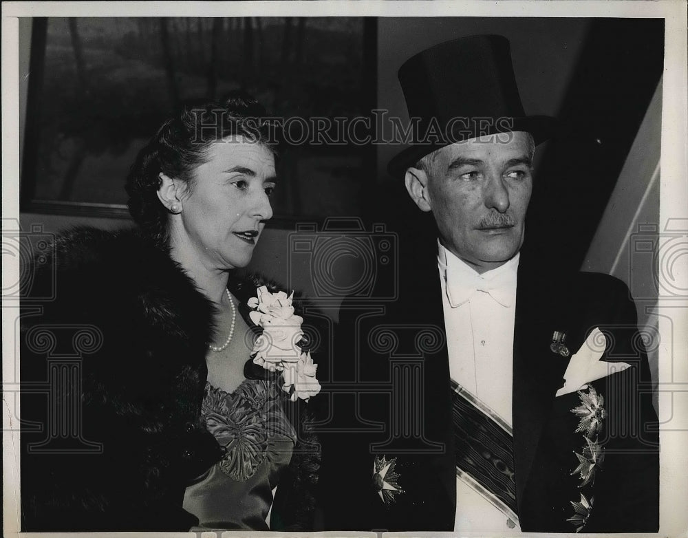 1939 Press Photo Vlaidir Hurban Czech Minister Madame Hurban leaving for White - Historic Images