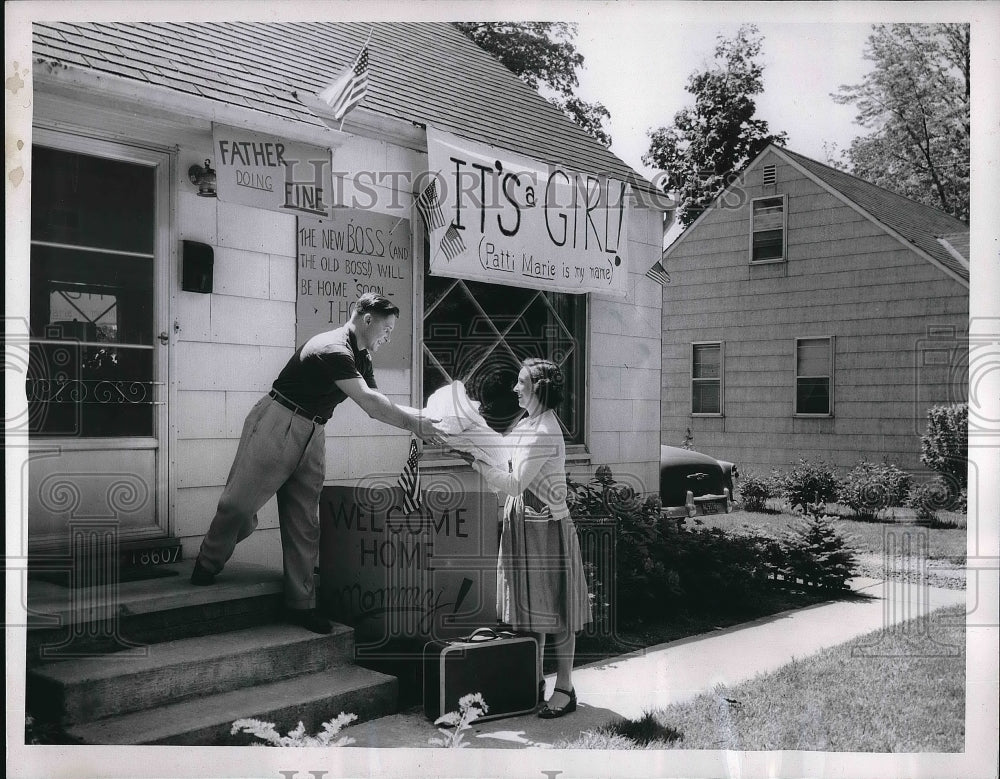 1955 Press Photo Bob Chambers welcomes home Dorothy and baby girl-Historic Images