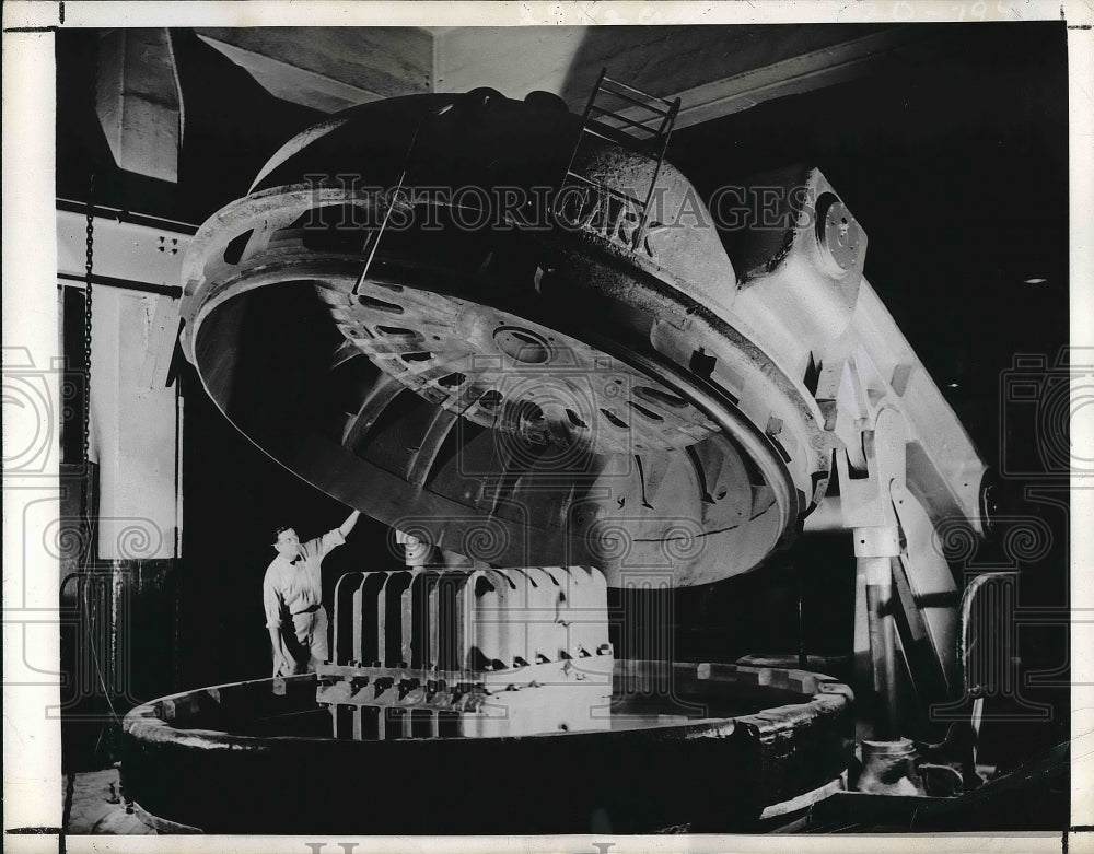 1942 Press Photo Giant Vulcanizing Unit used to self-seal gasoline tanks - Historic Images