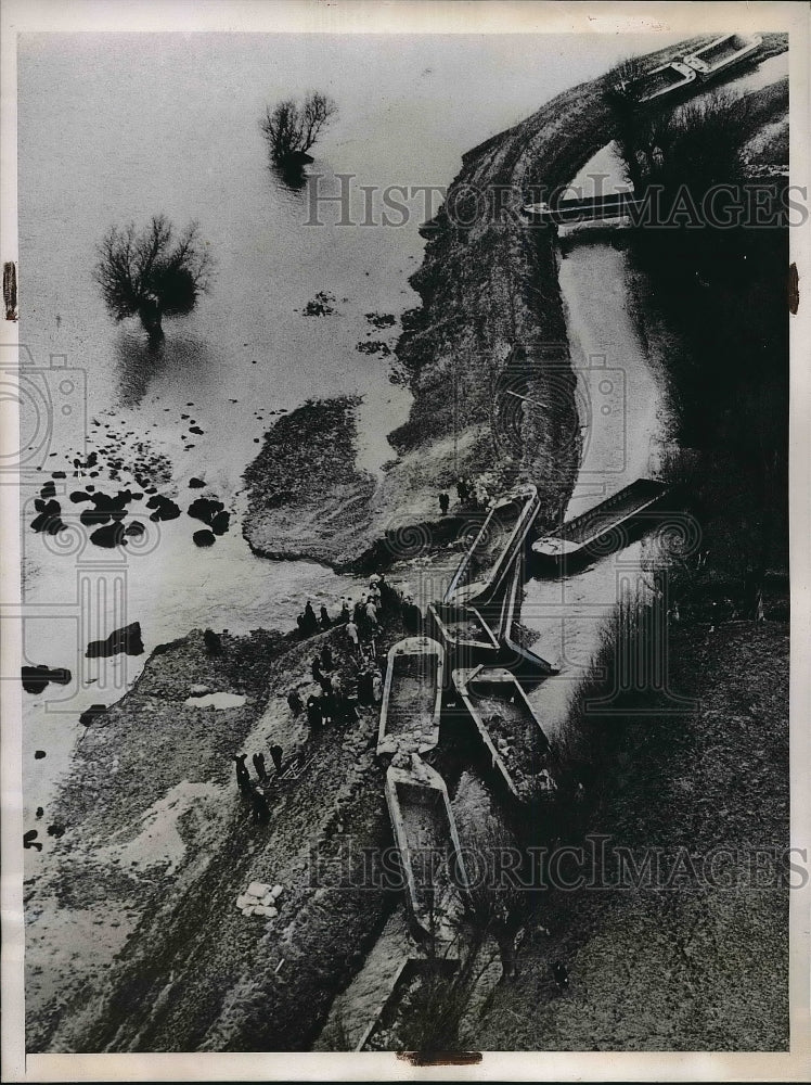 1937 Press Photo `Barges Attempted to Plug Breach in Fenland Pike - Historic Images